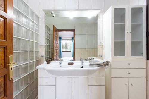 Villa Casa Tom - Spacious Holiday Home With Heated Pool