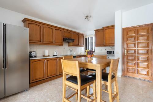 Villa Casa Tom - Spacious Holiday Home With Heated Pool