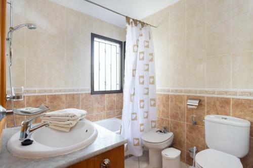 Villa Casa Tom - Spacious Holiday Home With Heated Pool