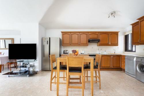 Villa Casa Tom - Spacious Holiday Home With Heated Pool