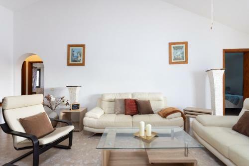 Villa Casa Tom - Spacious Holiday Home With Heated Pool