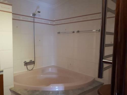 Apartamento Tranquilo En UNA Casa Con Jard�n