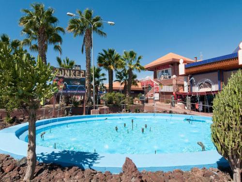 Centrally Located Bungalow With Communal Pool In Playa Del Ingles