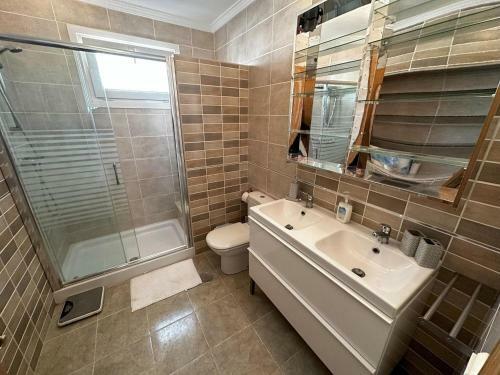 Villa In Roquetas With Garden And Private Pool