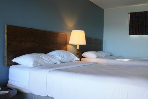 Carolyn Beach Motor Inn