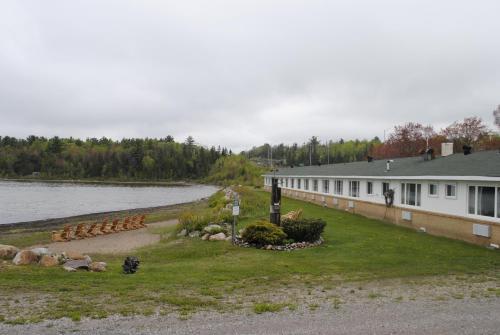 Carolyn Beach Motor Inn