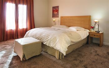 Jennifer Home Hotel
