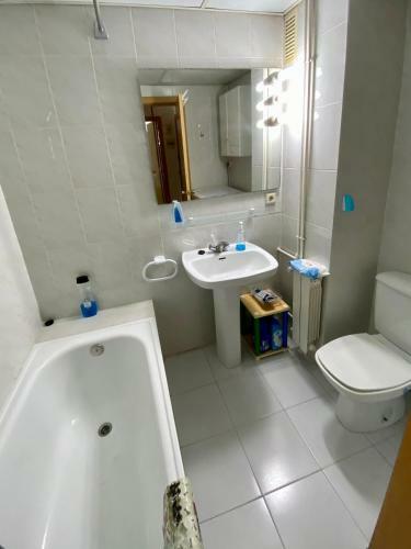 Apartamento Con Servicios, Piscina Y Parking Privado M�x 4 Pax