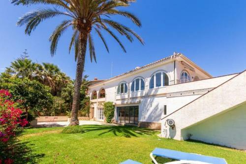 Villa Con Piscina Y Vistas Al Mar