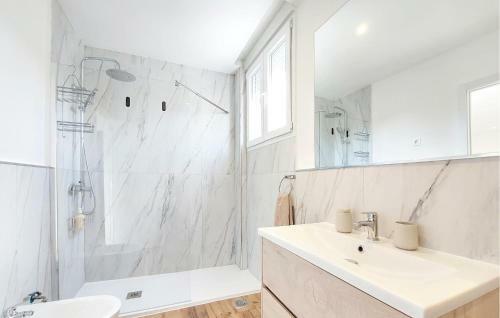 Stunning Home In Riba-roja De Turia With Swimming Pool