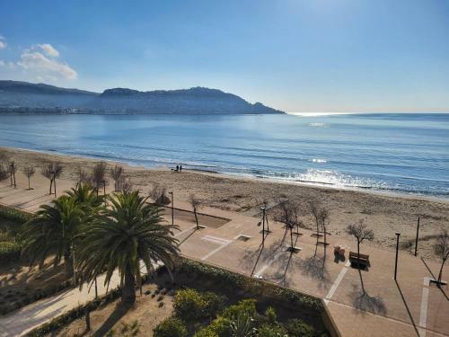 Apartamento Primera L�nea Roses Con Vistas Al Mar
