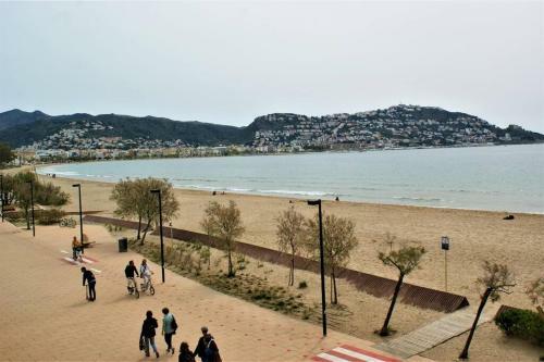 Apartamento Primera L�nea Roses Con Vistas Al Mar