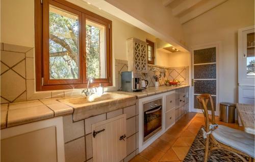 Lovely Home In Porto Cristo With Kitchen