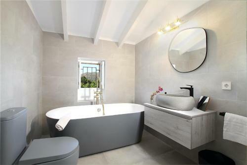 Superb Pollensa Villa - 5 Bedrooms - Villa Fiorever - Mountainside Views - Pool Table