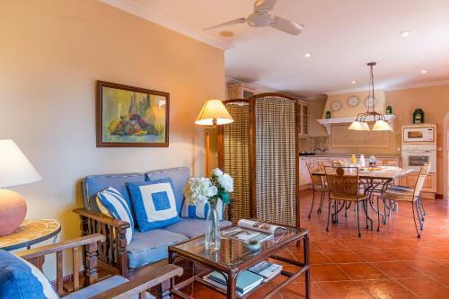 Townhouse With Pool And Mountain Views, Just 5 Min