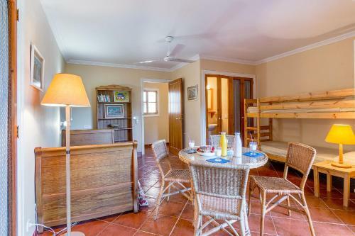 Townhouse With Pool And Mountain Views, Just 5 Min