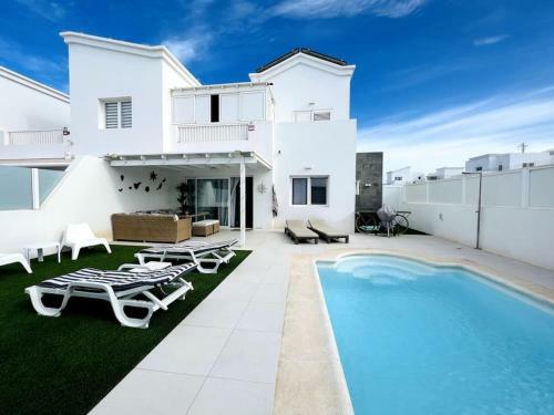 Lovely Villa Sanmar, Heated Pool