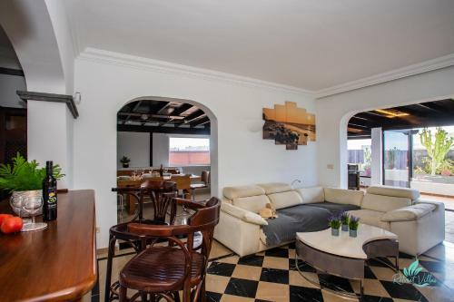 Inviting 3-bed Villa In Playa Blanca