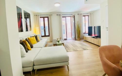 Hotel Apartment With 2-en Suite Bedrooms