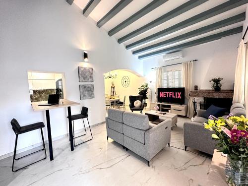 Sonnige Villa Mit Privatem Pool & Dachterrasse