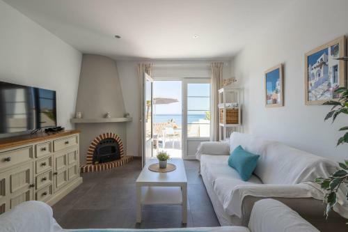Wonderful House Just Above The Sea