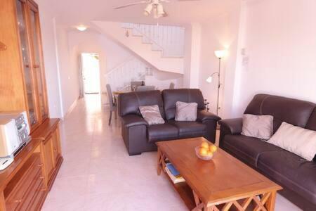 Amplio Apartamento Con Piscina Cerca De La Playa