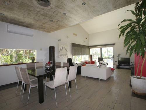 Villa Moraira, 4 Dormitorios, 8 Personas - Es-216-7