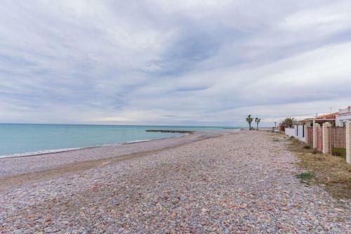 Apartamento Moncofa Beachside Retreat: Poolside Bliss