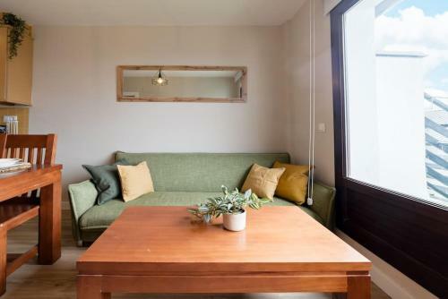 Cozy Apartment, Free Parking, Terrace & Views