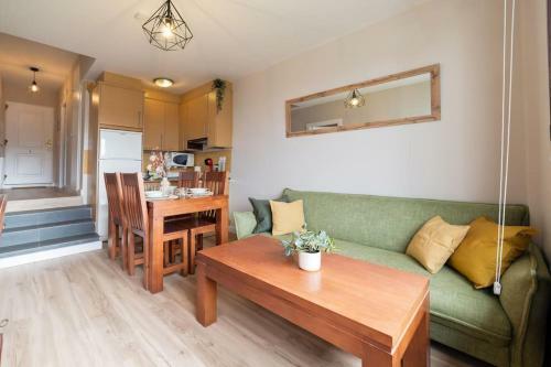 Cozy Apartment, Free Parking, Terrace & Views