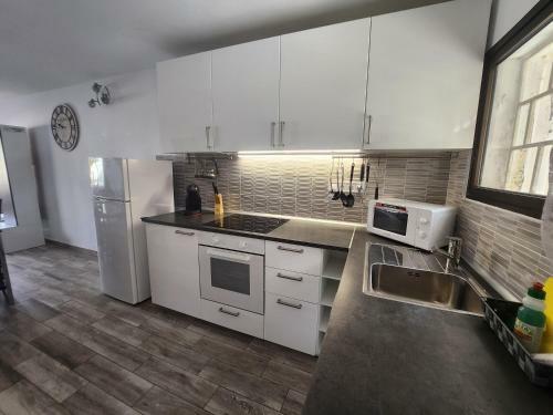 Modern Ground Floor Apartment , A Few Steps From The Beach