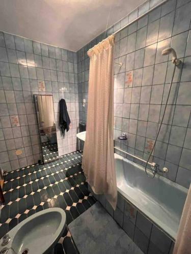 Charming 4 Bedroom Village Home With Patio