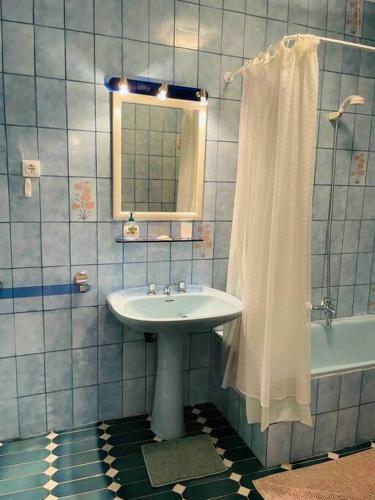 Charming 4 Bedroom Village Home With Patio