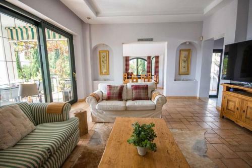 Impressive Villa Dazura In Valtocado, Mijas