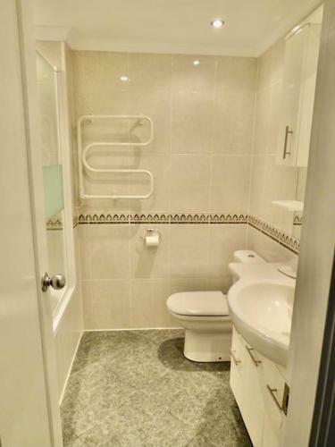 Bright And Airy 2 Bed 2 Bath Modern Apartment