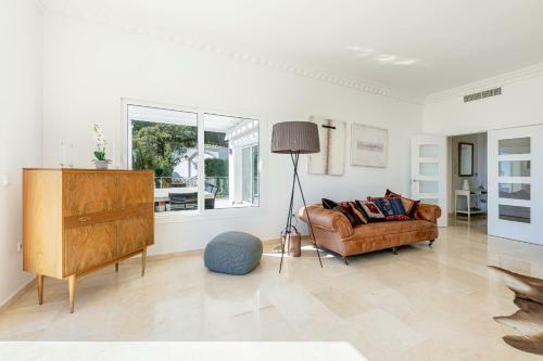 Stunning Villa With Panoramic Views Of The Med