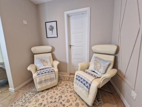 Sun & Palms - Luxurious 2 Bedroom Apartment With A Great Pool Area