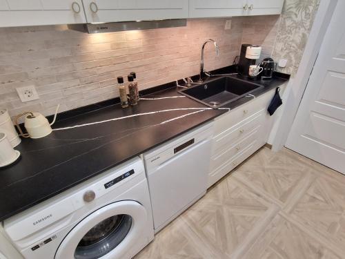 Sun & Palms - Luxurious 2 Bedroom Apartment With A Great Pool Area
