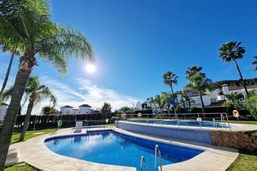 Sun & Palms - Luxurious 2 Bedroom Apartment With A Great Pool Area