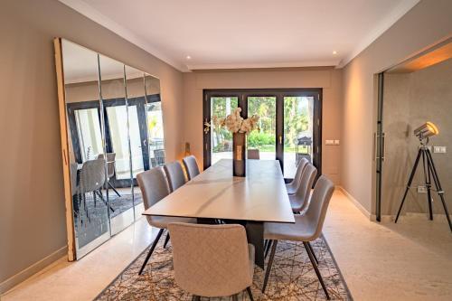 Villa Modern Dream Mansion In Tropical Nueva Andaluc�a ?