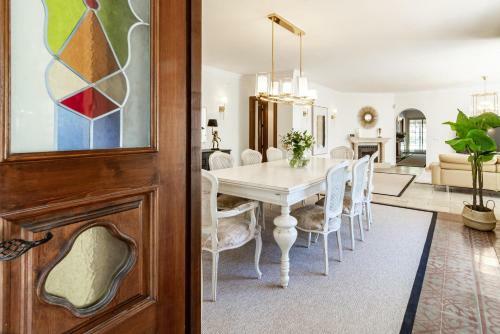 Cln- Spacious 6 Bedroom Villa Next To Beach