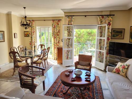 Beachfront Family Apartment In Puerto Banus