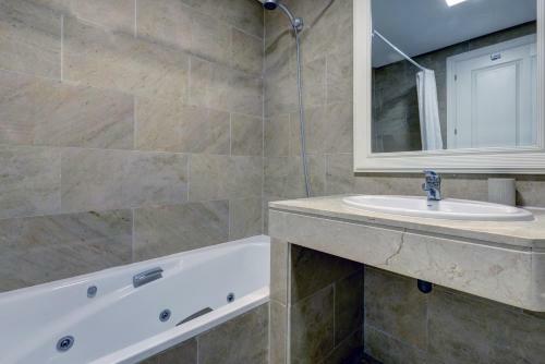 Superb 2-bed Apartment In Duquesa
