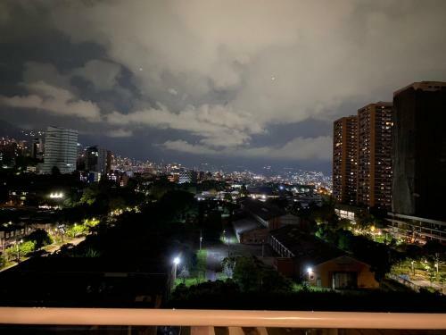 C�modo Apartamento En El Poblado, Cerca A Provenza