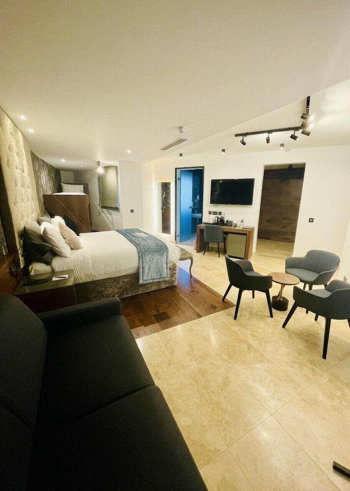 Hotel The Village Boutique And Spa
