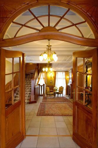 Hotel Pa?ac Czarny Las (50 Km Od Katowic)