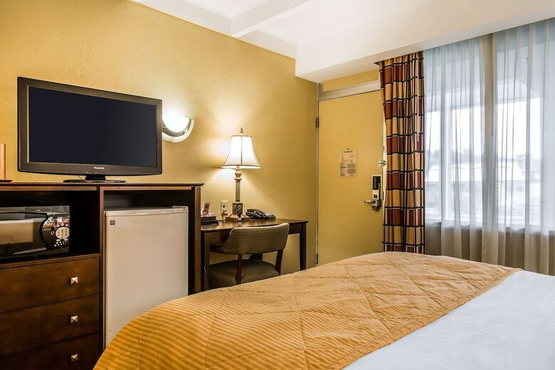 Clarion Hotel & Suites Hamden