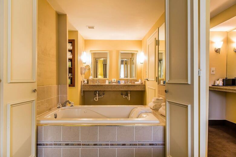 Clarion Hotel & Suites Hamden