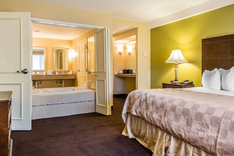 Clarion Hotel & Suites Hamden