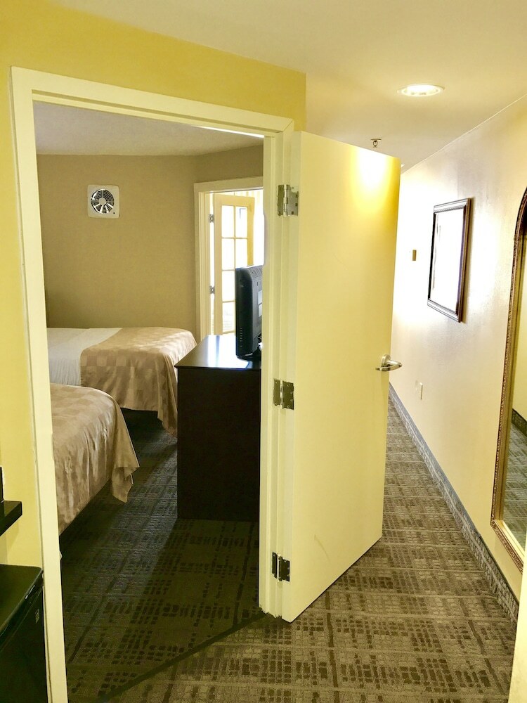 Clarion Hotel & Suites Hamden